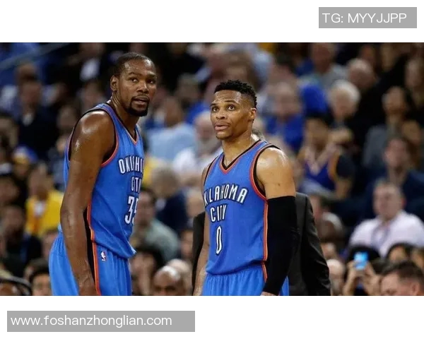 雷霆与勇士常规赛交锋精彩回顾双方球员表现引人关注